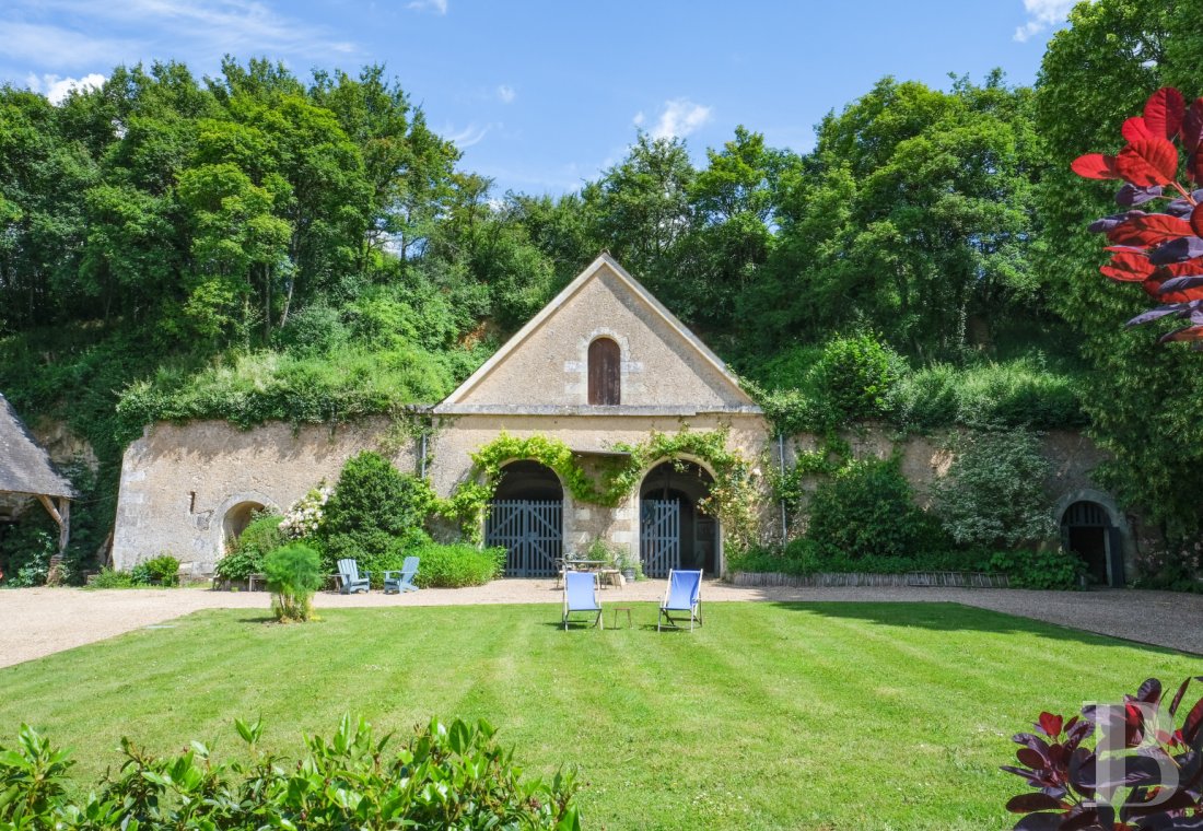 A artists' house with a cluster of small houses on the way to Le Mans - photo  n°5